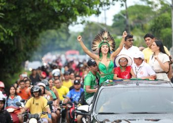 Multidão vai às ruas receber Isabelle Nogueira em Parintins