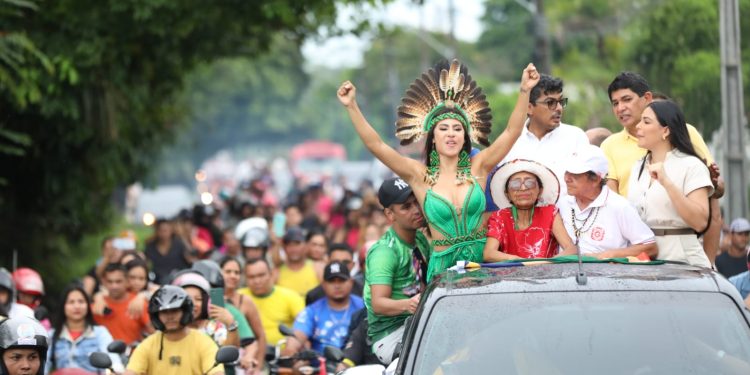 Multidão vai às ruas receber Isabelle Nogueira em Parintins