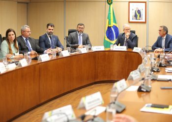 Wilson Lima pede apoio a ministros para antecipar ações que minimizem impactos da seca de 2024