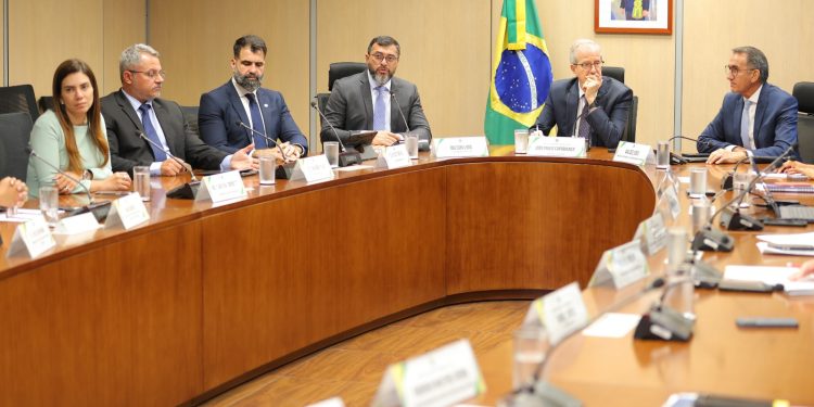 Wilson Lima pede apoio a ministros para antecipar ações que minimizem impactos da seca de 2024