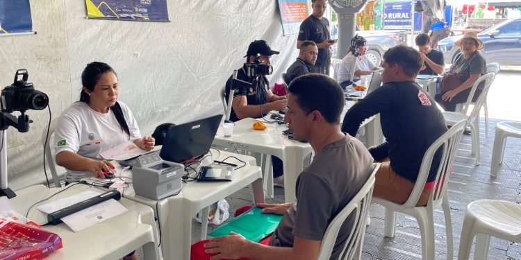 Governo do AM realiza mutirão para entrega de carteira de identidade em Manaus