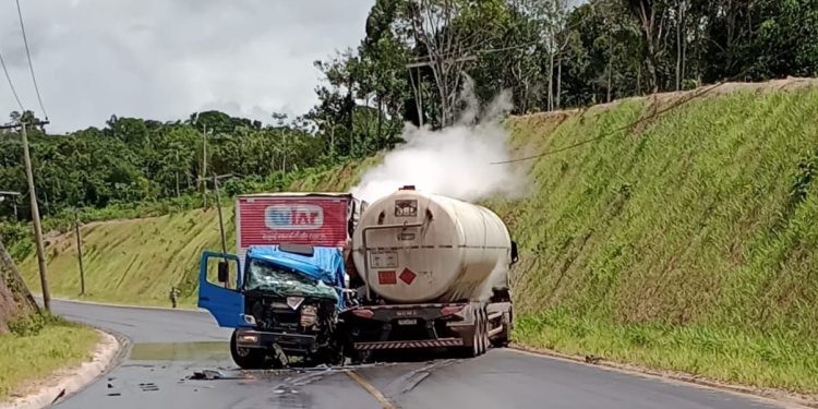 VÍDEOS: Acidente entre caminhão baú e caminhão-tanque de gás interdita AM-010