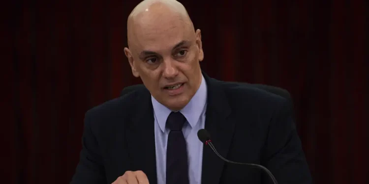 Moraes nega pedido de devolução de passaporte para Bolsonaro