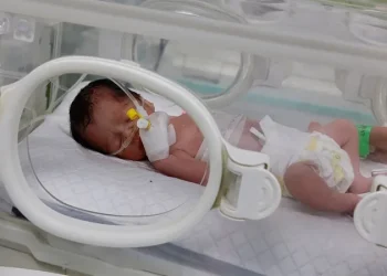 Morre bebê que foi salva do útero da mãe morta após ataque israelense em Gaza