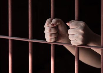 Babá é presa por abandono de incapaz e maus-tratos contra três crianças