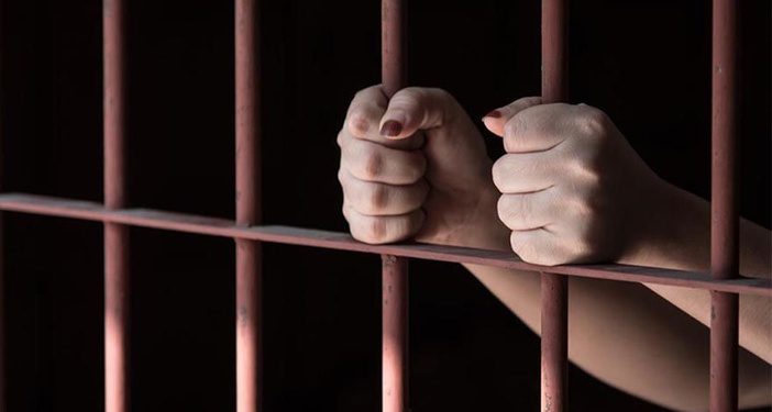 Babá é presa por abandono de incapaz e maus-tratos contra três crianças