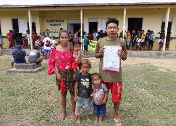 Comunidade indígena inteira viaja nove horas de rabeta para tirar documentos no Alto Marau (AM)