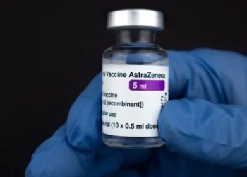 AstraZeneca admite efeito colateral raro na vacina anticovid
