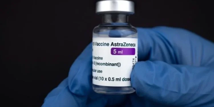 AstraZeneca admite efeito colateral raro na vacina anticovid