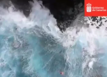 VÍDEO: turista cai no mar e morre enquanto tirava fotos de passeio nas Ilhas Canárias
