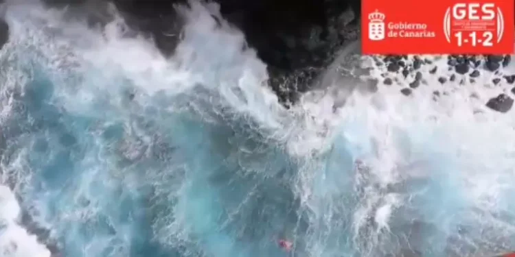 VÍDEO: turista cai no mar e morre enquanto tirava fotos de passeio nas Ilhas Canárias