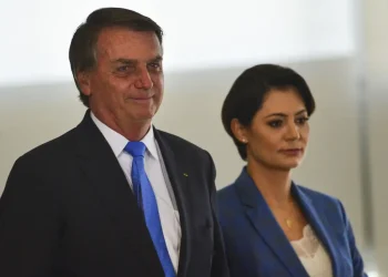 Bolsonaro e Michelle antecipam viagem a Manaus; veja data