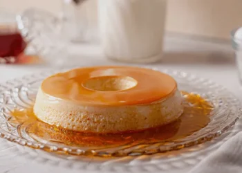 Guia do pudim de leite condensado perfeito (com ou sem furinhos!)