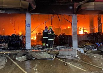 Em Manacapuru, incêndio de grande proporção destrói supermercado