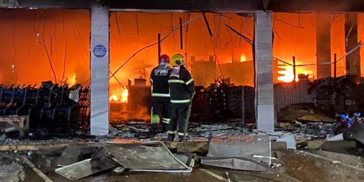 Em Manacapuru, incêndio de grande proporção destrói supermercado
