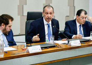 Bancada do Amazonas e prefeitos se reúnem para antecipar ações de enfrentamento à estiagem no Estado