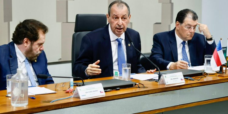 Bancada do Amazonas e prefeitos se reúnem para antecipar ações de enfrentamento à estiagem no Estado
