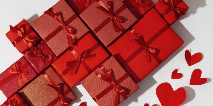 Pesquisa: 90% dos casais planejam comprar presente no Dia dos Namorados em Manaus