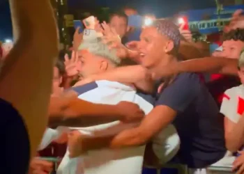 VÍDEO: Gabigol vai para os braços da torcida em chegada do Flamengo a Manaus