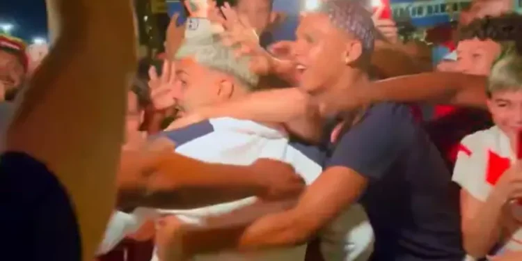 VÍDEO: Gabigol vai para os braços da torcida em chegada do Flamengo a Manaus