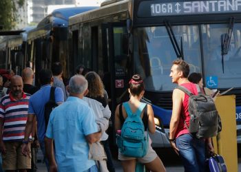 Setor de serviços cresce 0,5% de março para abril no país, revela IBGE