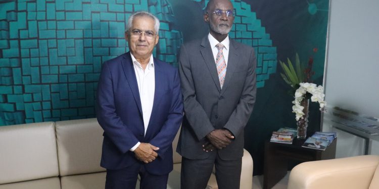 Diretor-geral da Band Amazonas recebe moeda de reconhecimento do TRT-11
