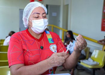 Nova vacina monovalente contra Covid-19 está disponível nos postos da prefeitura