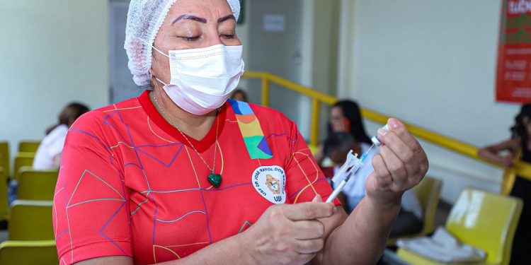 Nova vacina monovalente contra Covid-19 está disponível nos postos da prefeitura
