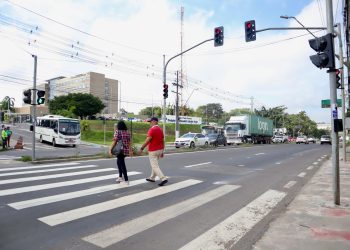 Semáforo para pedestre é instalado na Torquato Tapajós