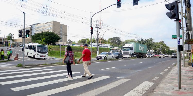 Semáforo para pedestre é instalado na Torquato Tapajós