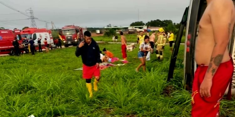 Integrantes de quadrilha junina de Manaus sofrem acidente de ônibus próximo a Boa Vista