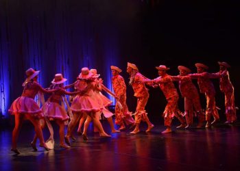 Balé Folclórico apresenta espetáculo ‘Folguedos 10 anos’ simulando um grande arraial no Teatro Amazonas