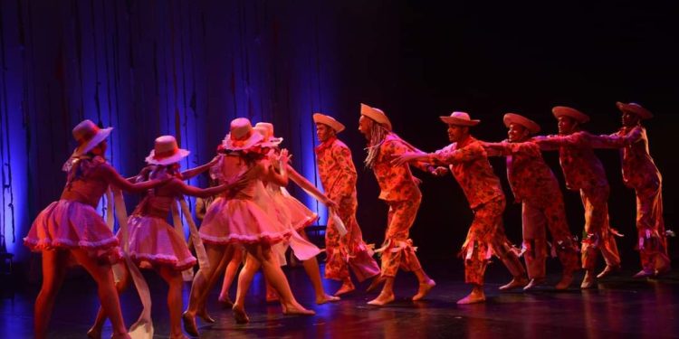 Balé Folclórico apresenta espetáculo ‘Folguedos 10 anos’ simulando um grande arraial no Teatro Amazonas