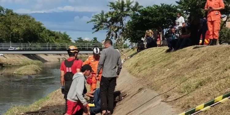 VÍDEO: bombeiros tentam resgatar idoso preso em bueiro no bairro Japiim
