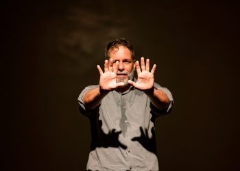 Homofobia em três atos: espetáculo traz reflexões sobre intolerância na sociedade contemporânea