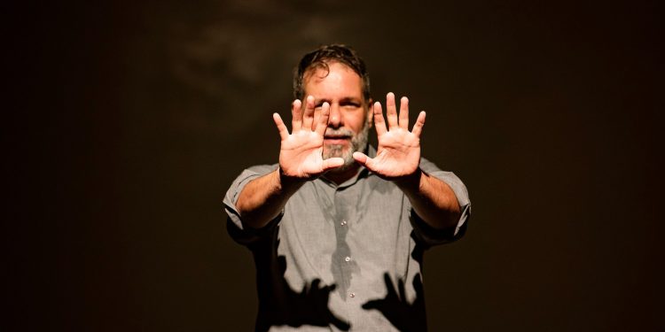 Homofobia em três atos: espetáculo traz reflexões sobre intolerância na sociedade contemporânea