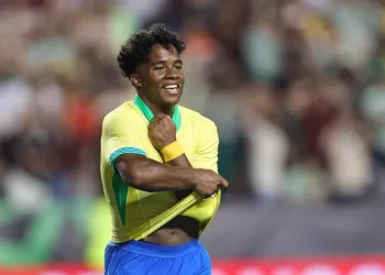 Endrick pode quebrar recorde de Pelé, mas tenta se afastar de comparações ‘malucas’