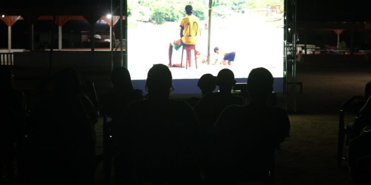 Ribeirinhos recebem mostra de cinema com obras de artistas do AM