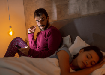 Sonhar com traição: veja 7 significados e dicas para interpretá-los