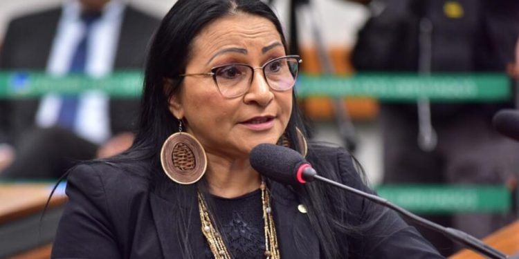 Deputada é cassada por pagar tratamento estético com dinheiro público