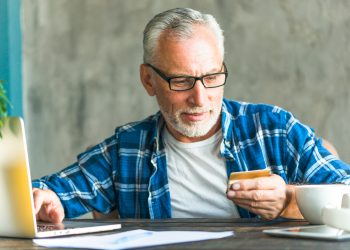 6 em cada 10 brasileiros precisam continuar trabalhando após a aposentadoria para complementar a renda
