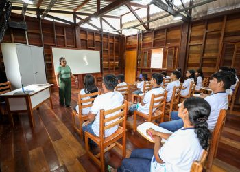 Escola da Floresta: ‘Vai ajudar no futuro dos nossos filhos’, afirma moradora RDS Uatumã