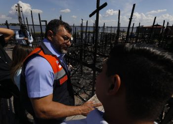 Wilson Lima anuncia auxílio de R$ 30 mil para cada família atingida por incêndio em Nhamundá