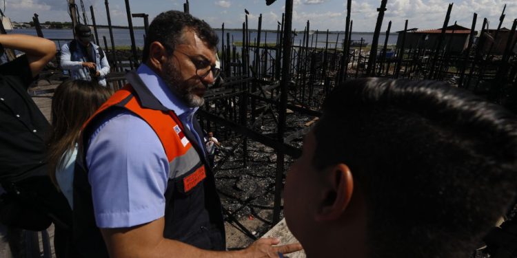 Wilson Lima anuncia auxílio de R$ 30 mil para cada família atingida por incêndio em Nhamundá