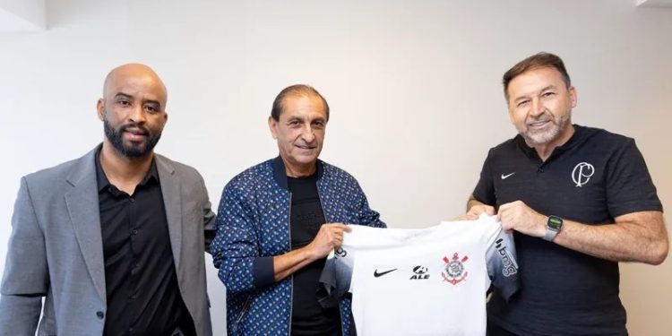 Corinthians anuncia a contratação do técnico Ramón Díaz, ex-Vasco