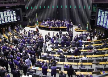 Câmara aprova texto-base da reforma tributária com voto contra da Bancada do Amazonas