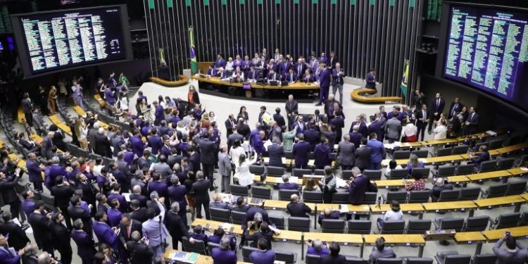 Câmara aprova texto-base da reforma tributária com voto contra da Bancada do Amazonas