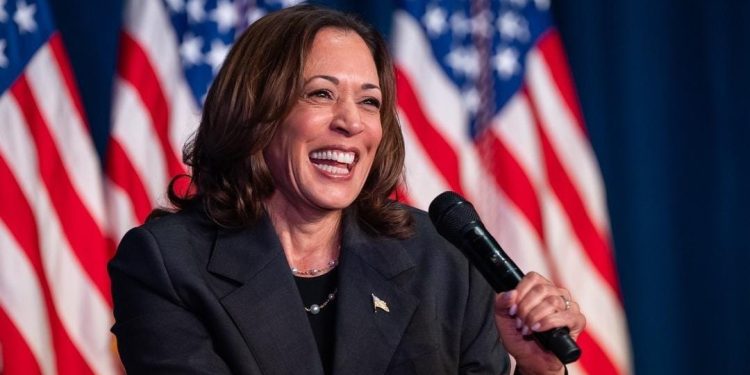 Kamala Harris exalta legado de Joe Biden após desistência dele à reeleição