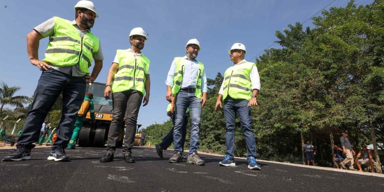 Wilson Lima vistoria retomada de obras na AM-010 com 60% de conclusão