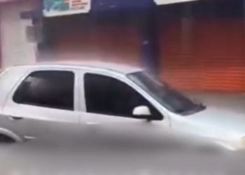 Carro fica submerso no Centro de Manaus durante forte chuva